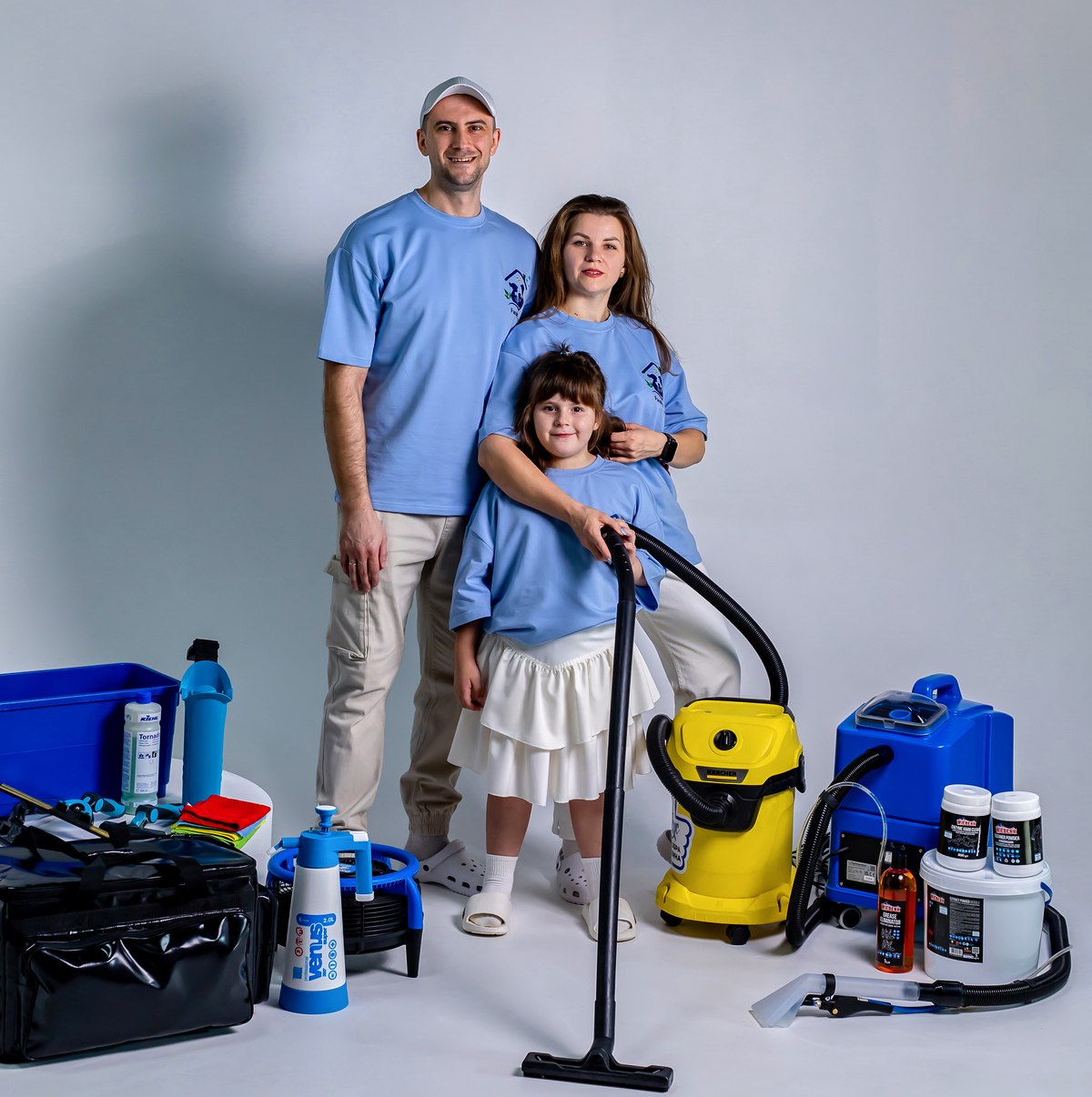 Команда клінінгової служби Family Clean у Рівному зі своїм професійним обладнанням